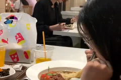 澳大利亚小姐姐吃火锅,跨越国界的美食之旅