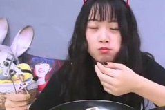 户外小姐姐吃巧克力,户外小姐姐巧克力的甜蜜邂逅