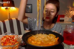 外国小姐姐吃面条视频,美味与文化的碰撞