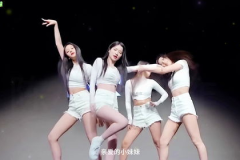 袖珍小姐姐街头舞,活力四射，舞动青春风采